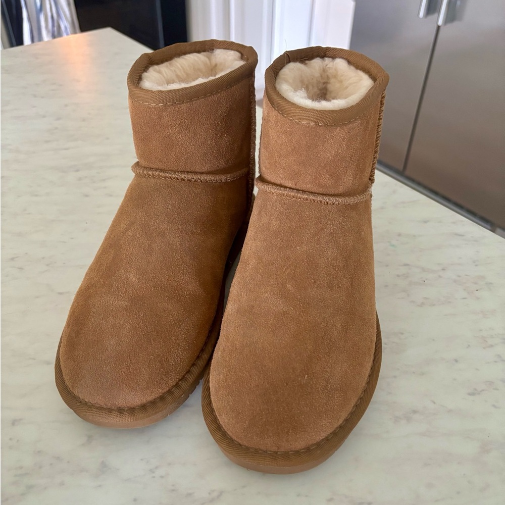 Bearpaw boots size 8